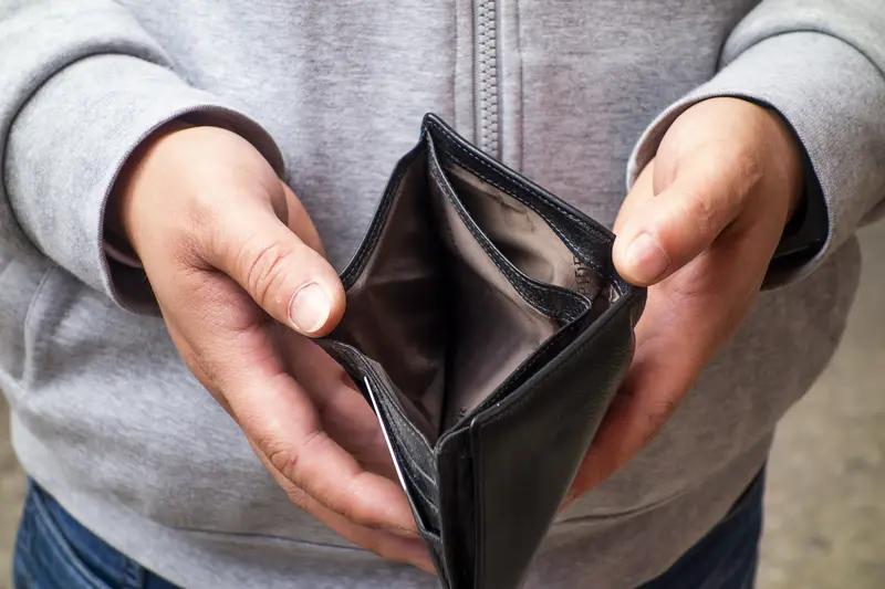 我超认同“人穷不可怕，心穷毁一生”。物质穷，努努力还有翻身机会。我有个朋友之前没