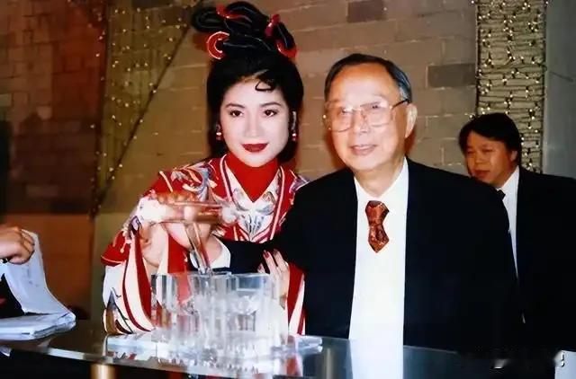 四十岁妇女放弃百亿遗产，豪门内斗爆发后，她成了最大赢家。1979年香港有个女的