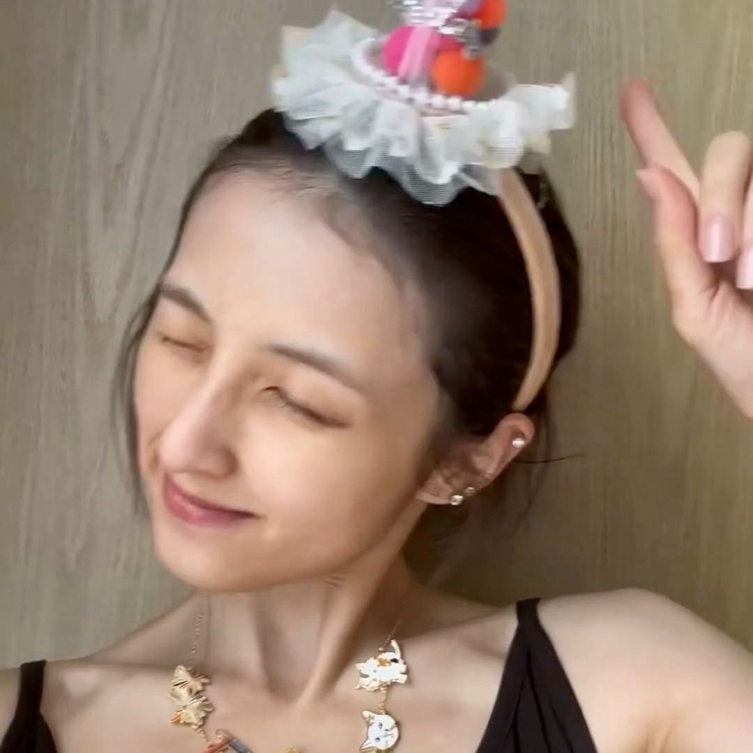 张子枫瘦成李维嘉了前几天我还说张子枫进入最佳赏味期，说的是演技，是唐探里那个笑，