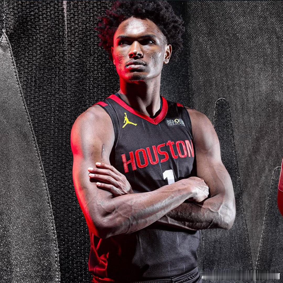 NBA现在有一个很印象流的观点：阿门如果有了三分就是顶薪甚至联盟前几的球员。