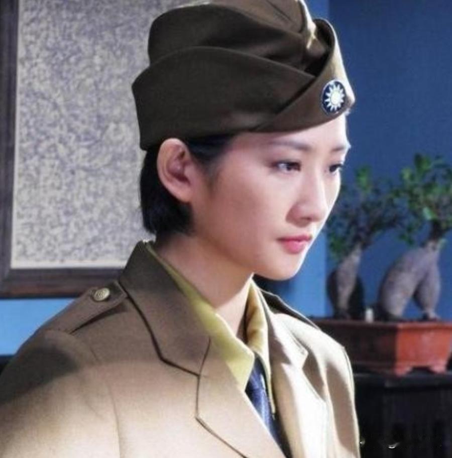 1938年，41岁戴笠借口加班，把秘书余淑衡，带到了卧房，戴笠递给她一杯咖啡：“