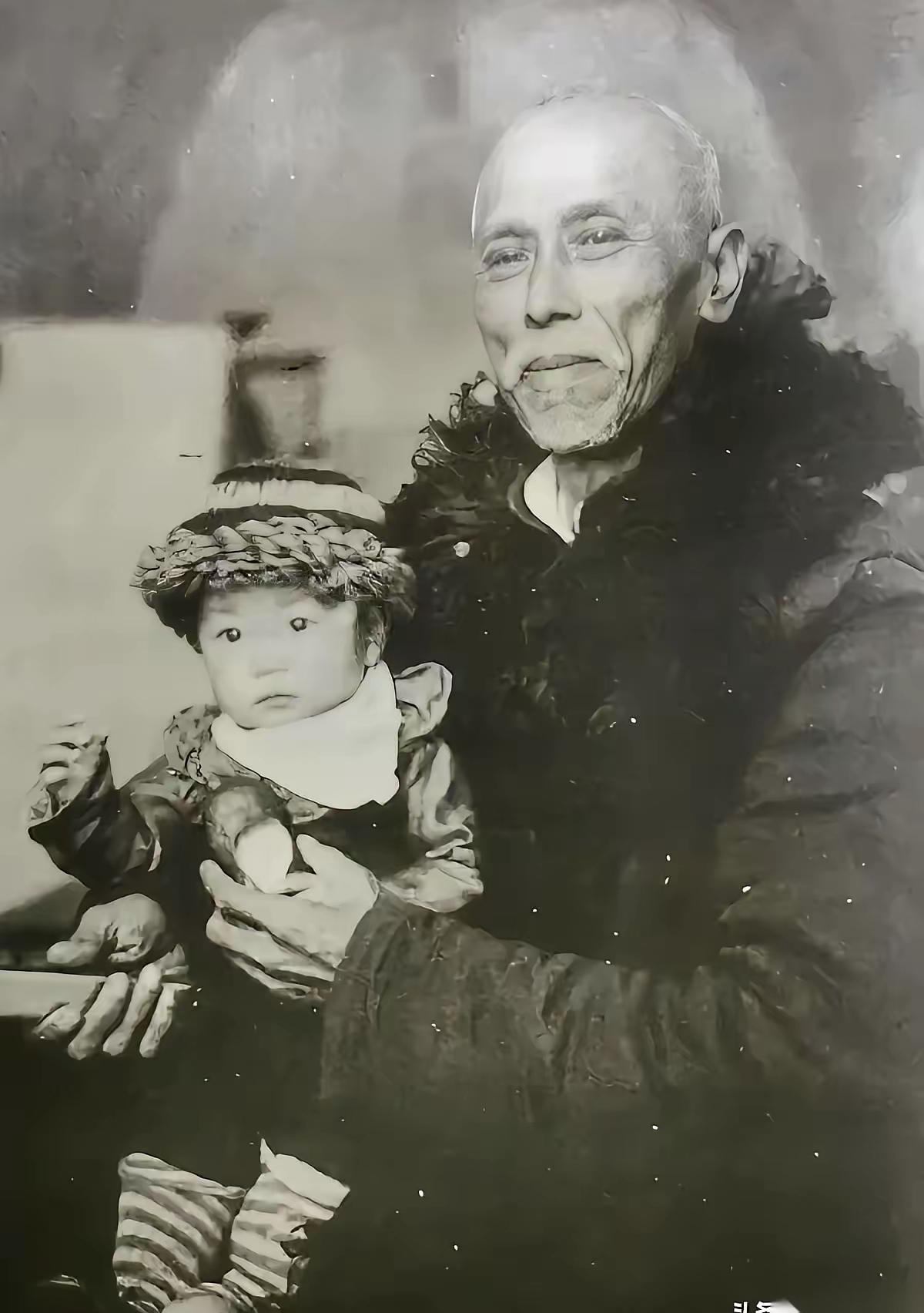 他叫耿楚南，耿飚的父亲，江湖人称“双钩大侠”。皇帝御赐的虎头双钩，够他吹一辈