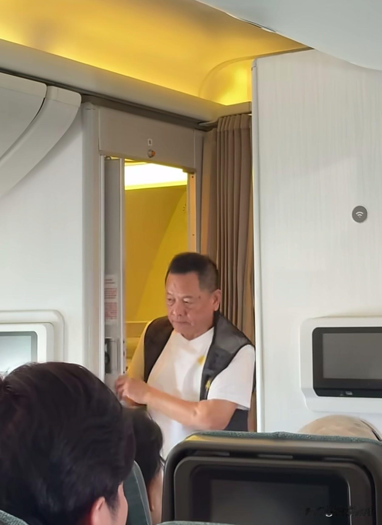 有网友在飞机上偶遇大佬“崩牙驹”尹国驹。他低调抵达香港，没有选择商务仓，而是