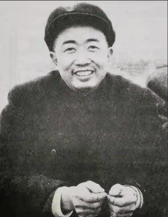 1952年，朝鲜战场上，志愿军抓获了一名间谍，搜身时，志愿军战士在间谍胸前一摸，