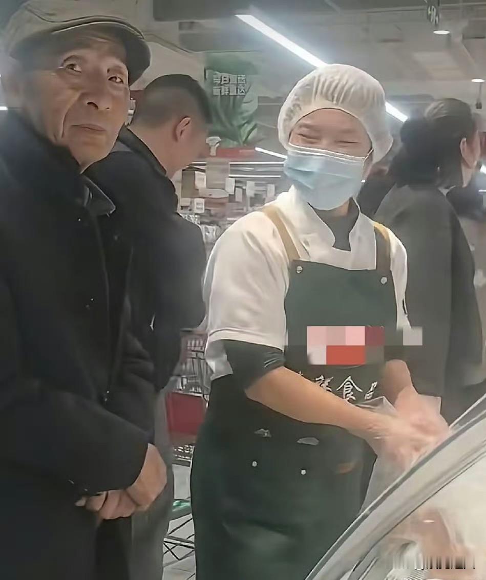 刘强东父亲独自现身宿迁超市买猪头肉，穿得朴素像普通农家大爷，被营业员认出后简单聊