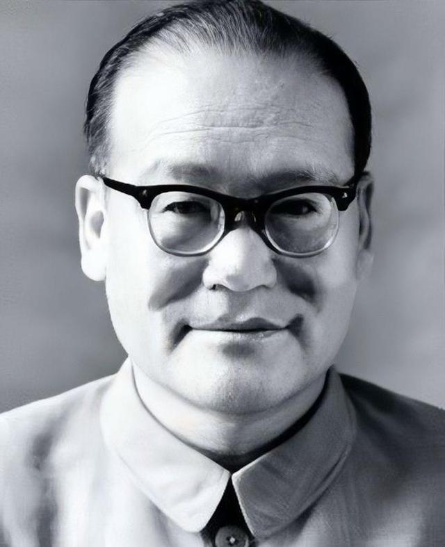 粉碎四人帮后，中央出了一个16号文件，宣布这一伟大胜利。纪登奎提出，毛主席曾经讲