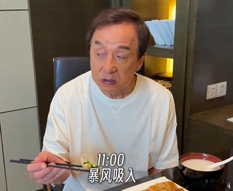 住台湾豪宅天天遛狗画画，43岁全靠父亲养，难怪成龙累到手抖也不敢停下来歇着​​