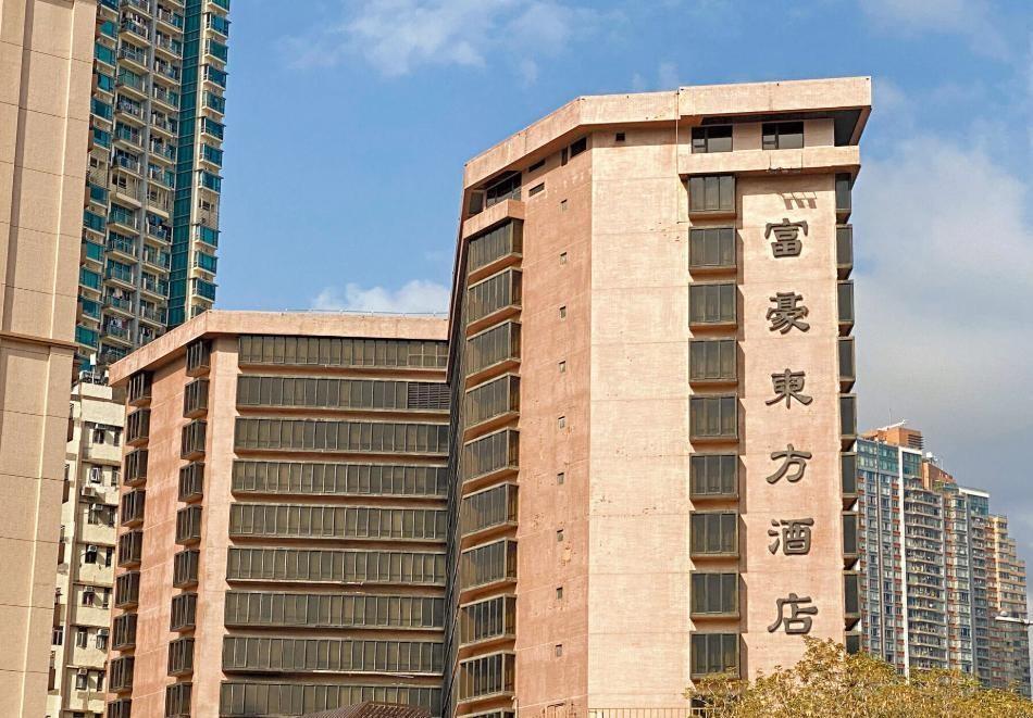 谁能想到，这几年的香港，最赚钱的买卖，竟然是给内地大学生当“宿管阿姨”。就在