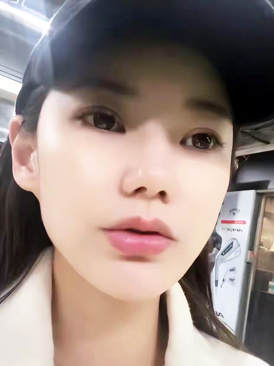 筱梅找了外婆，又雇了一阿姨，三个人看一个娃。她在北京忙，外婆在两地转。大家都问，