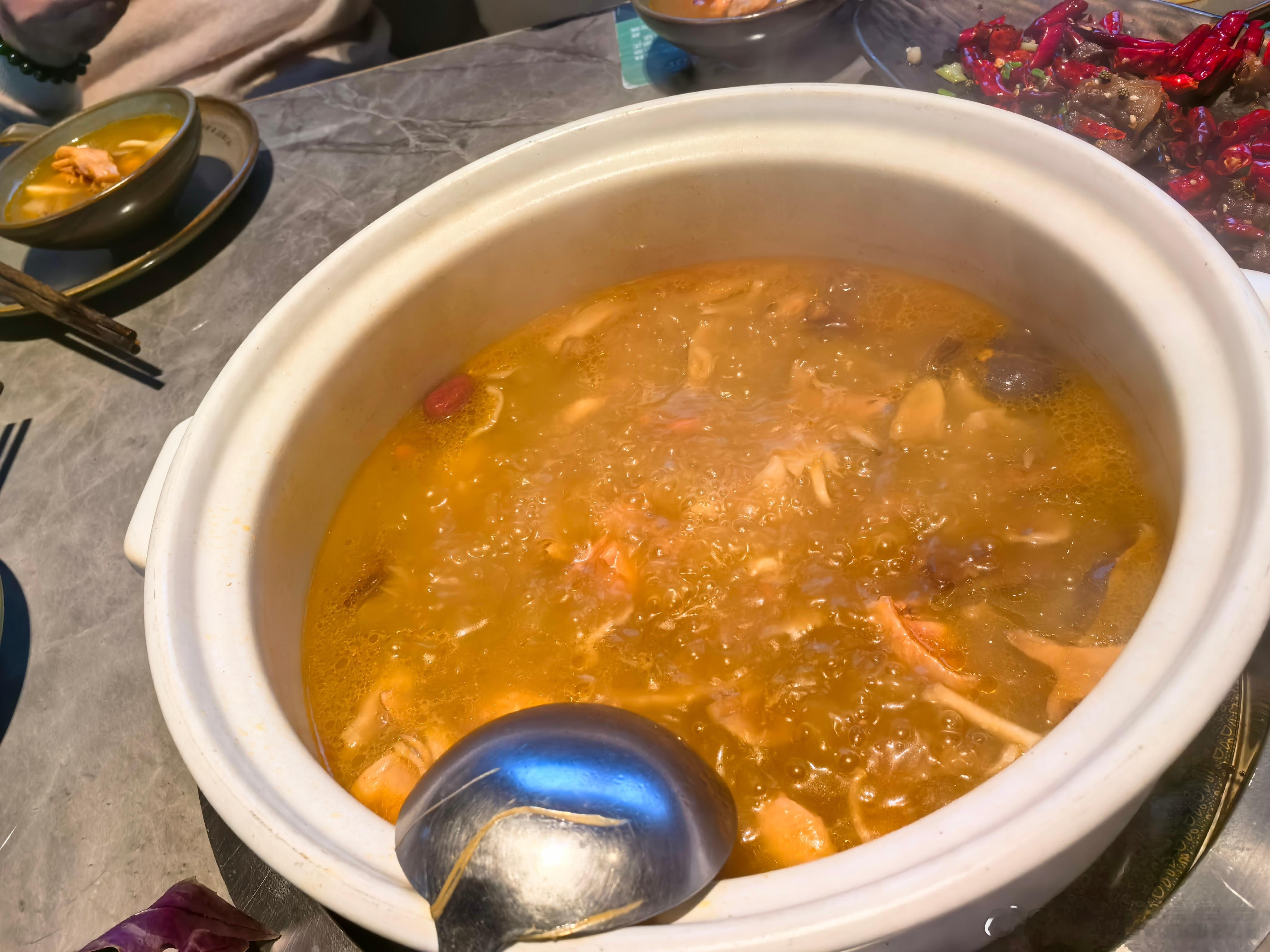 秋天请大家喝菌菇鸡汤，包含十六种菌菇。​​​