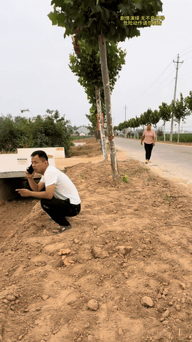 见过吹牛上税的，你见过吹牛挨揍的吗？男子蹲在路边，正在同哥们打电话吹牛：不是