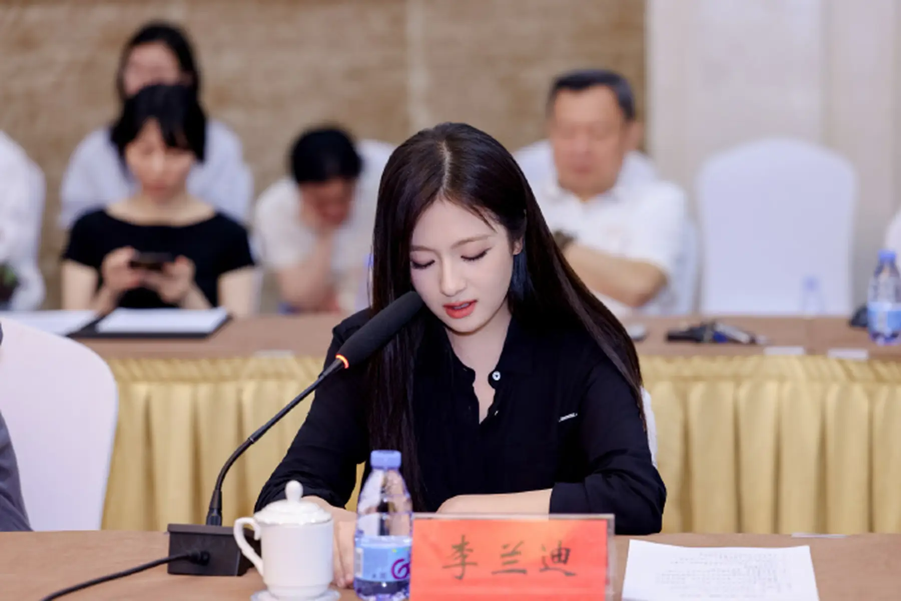 李兰迪简约黑色正装造型曝光，端庄知性温柔干练