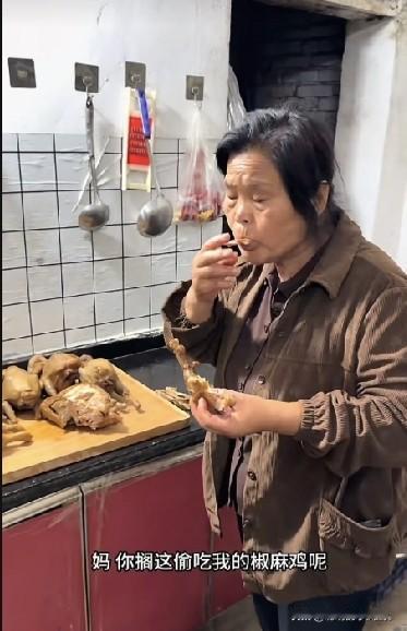 小故事！老壳子上午刚把老母亲养的鸡偷偷的卖掉，换了钱自顾自下馆