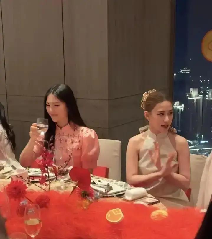 三次碰壁，王诗龄被晾在原地李湘隔着人群盯手机，镜头里女儿第三次靠近何超莲，