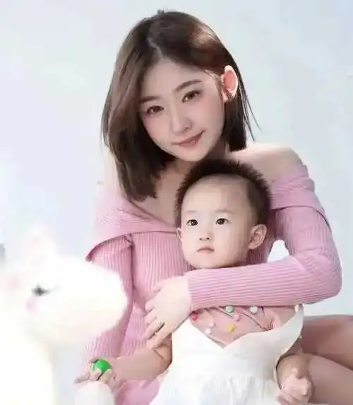王思聪前女友黄一鸣自曝女儿遭虐待