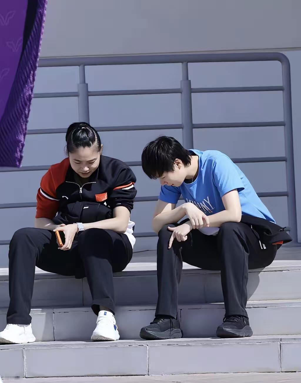 曼昱决定多哈比赛结束，回北京办件特别重要的事情。曼昱和徐奕，坐在