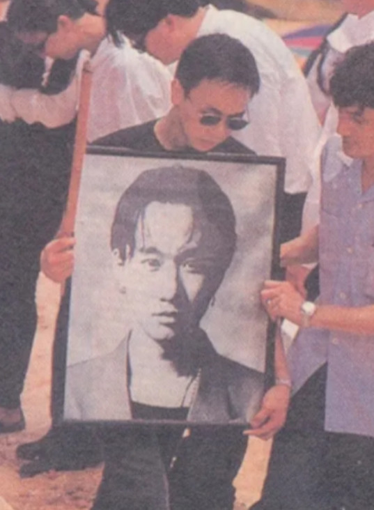 1993年，黄家驹在日本摔伤去世，蔡澜前往为他操办葬礼，记者问蔡澜：“你与黄家驹