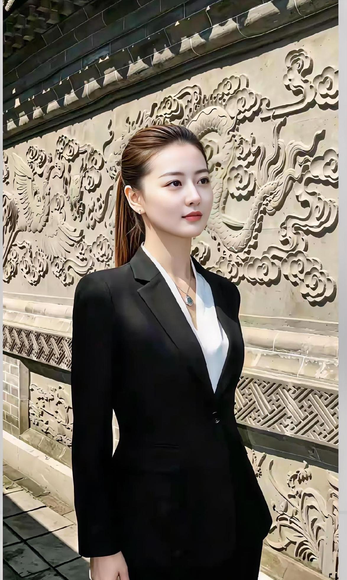黑西装裁进阳光，身后龙纹静静盘旋。马尾束起利落，白衬衫领口透着清爽。