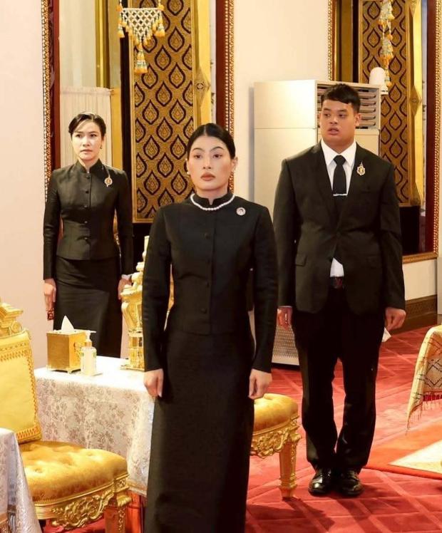 诗妮娜贵妃连续三天出席帕公主葬礼，衣服没变化，却让人不容忽视她的存在！图一是