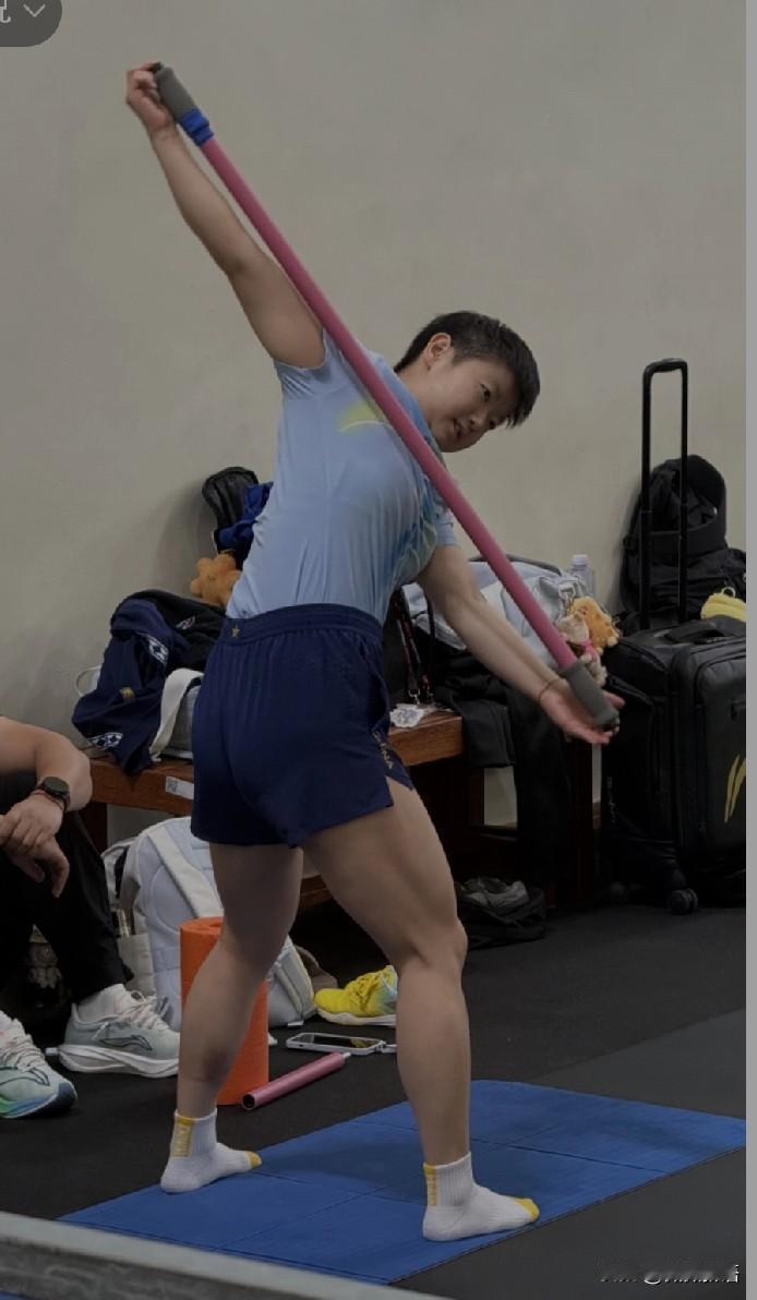 莎莎的小脚丫好可爱啊。今晚莎莎有比赛，不过上午她也来训练馆训练了，翔哥、队医、