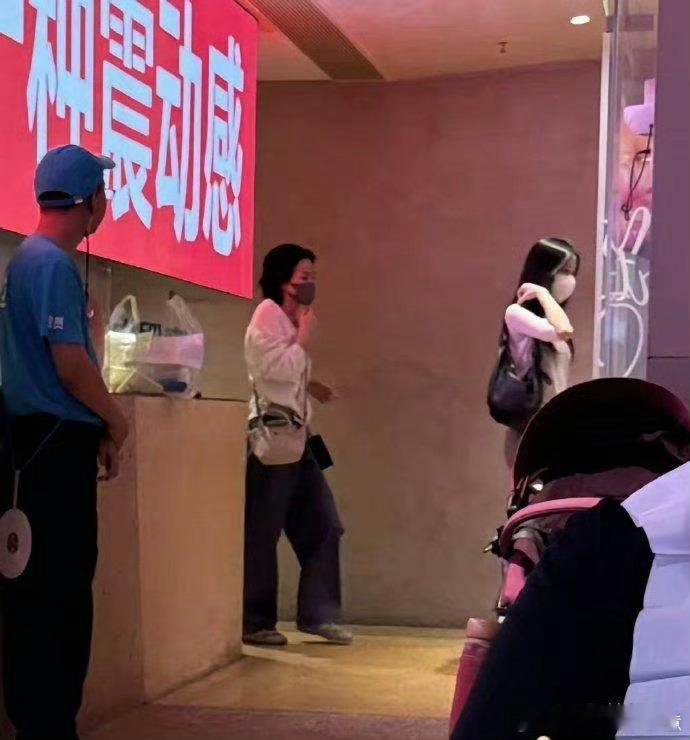 57岁王菲和女儿李嫣现身河北一间餐馆吃面，母女俩都戴着口罩，穿着白色上衣，身材都