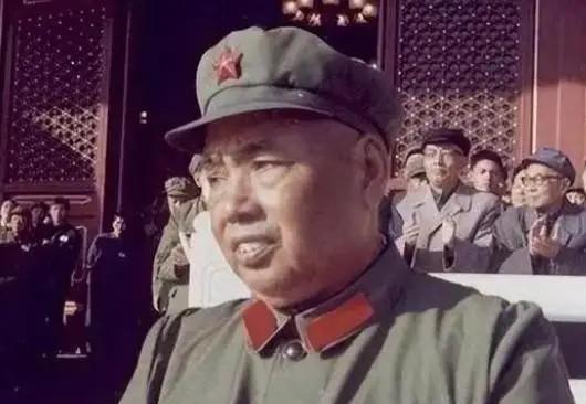 1955年大授衔前夕，对自己军衔不满的许世友正在借酒消愁，突然电话响起，微醺的许