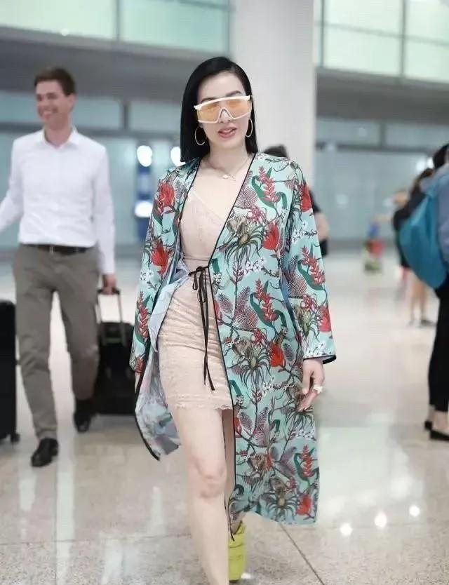 搞不懂现在明星们的穿搭了，明明她是那么的有气质，要颜值有颜值，要身高有身高，怎么