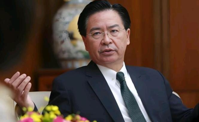 继续逼近台湾本岛仅剩32海里，吴钊燮急得跳脚，这次动的不只是军舰，台当局最怕的来