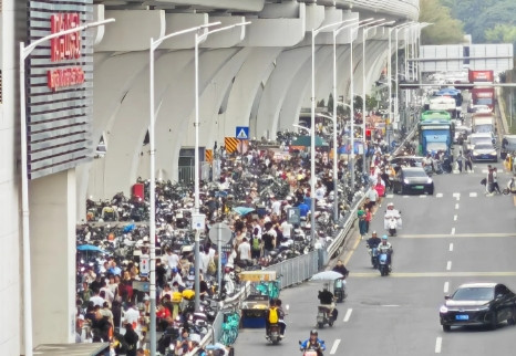 恕我直言，深圳街头可跟印度相提并论到处是电鸡泛滥[哭哭][哭哭]已经不是昨天