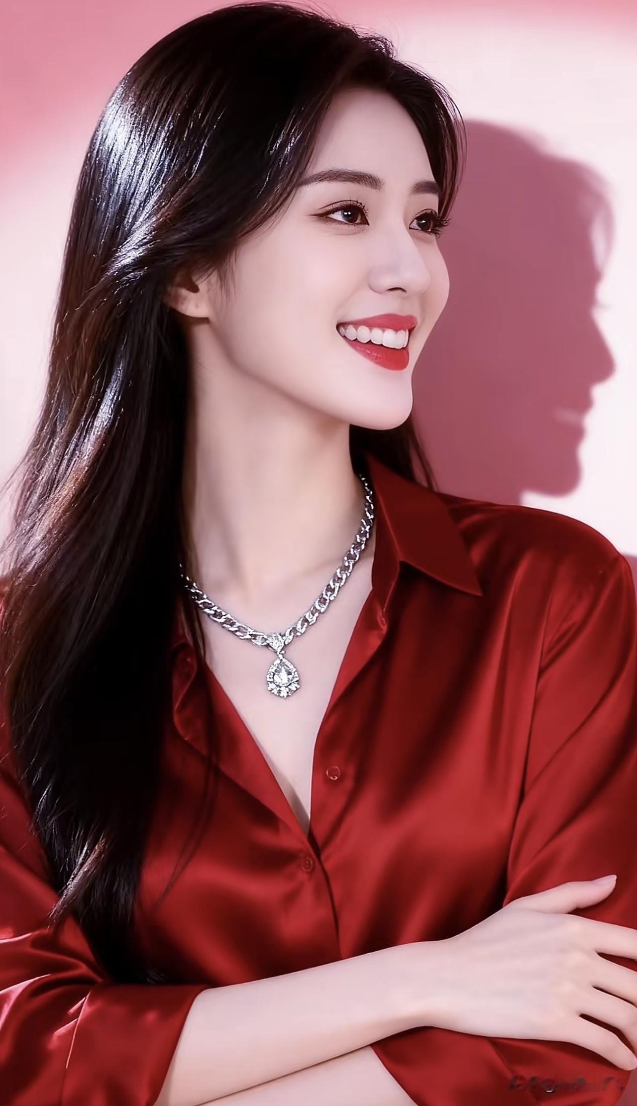 红衣少女，微笑如春，闪耀项链，美不胜收。红衣温柔少女红衣女拍照红衣美少女写真