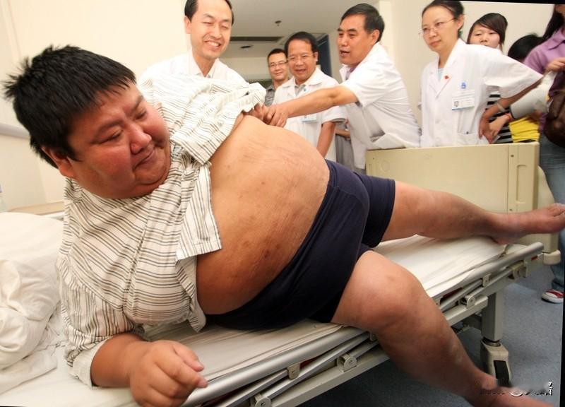 和黄晓明分手5个月后，叶珂在直播回应全身抽脂传闻，说自己天生骨架小，身材不胖，“