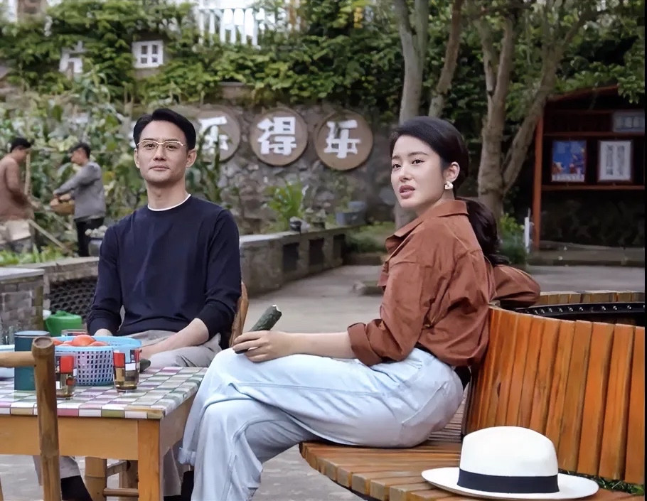 杨采钰非常有气质，旁边戴眼镜的男士是谁？[比心][比心][比心][比心]