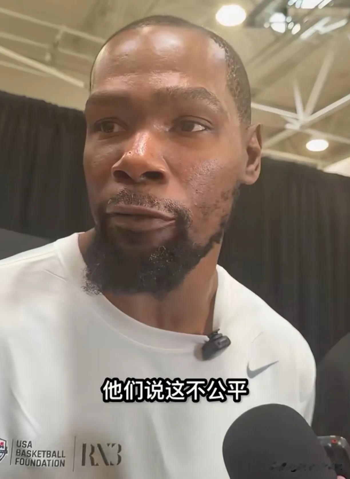 就杜兰特这表情，先不说采访内容，已经很搞笑了。今天看杜兰特接受采访时，首先吸