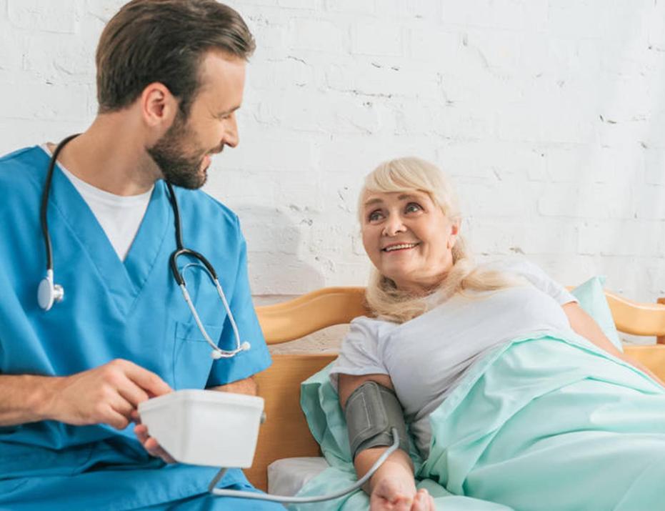 气温回升，医生叮嘱高血压患者：以下几点要注意，别拿生命开玩笑春天一到，很多高