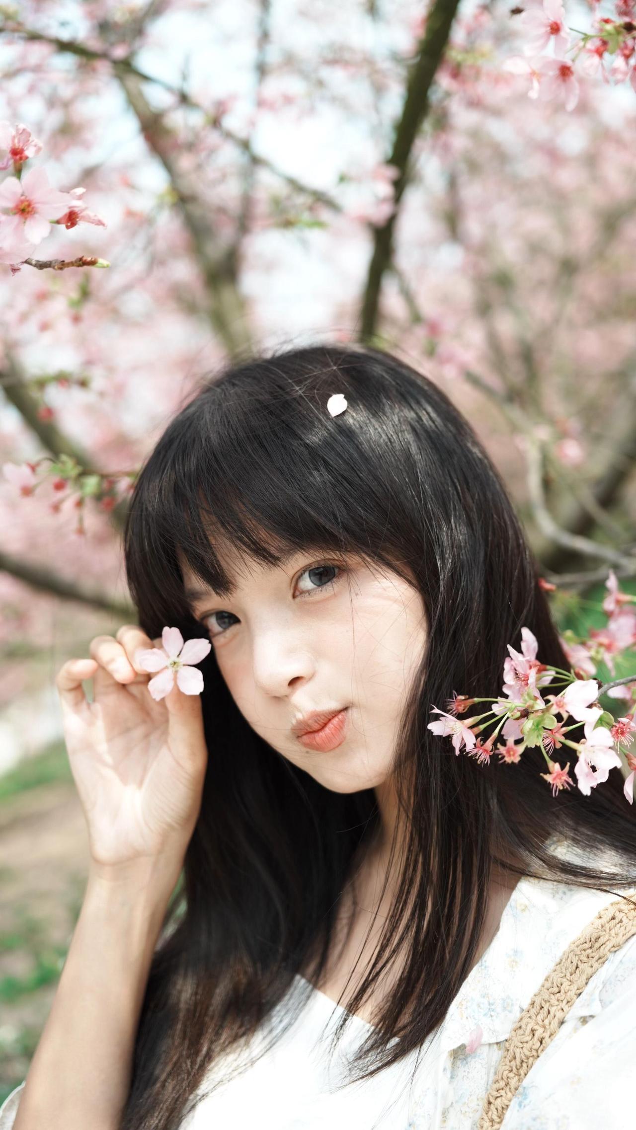 春天其实是个充满文艺感的季节，我们随便在外景中寻个场景，都能拍出文艺范的写真来。