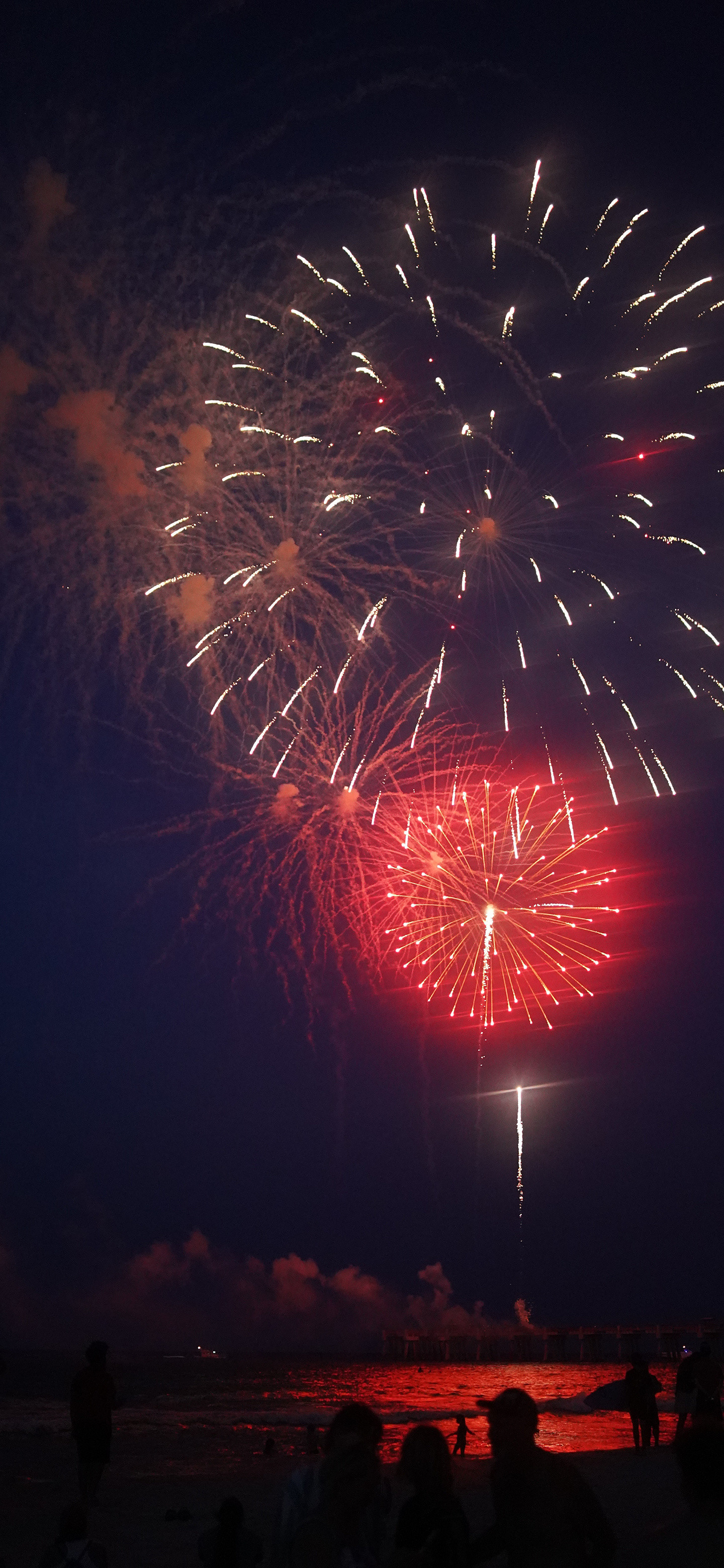 烟花🎆春节期间大部分地区都不让放炮吧，刚找了一组烟花系列壁纸来应景。