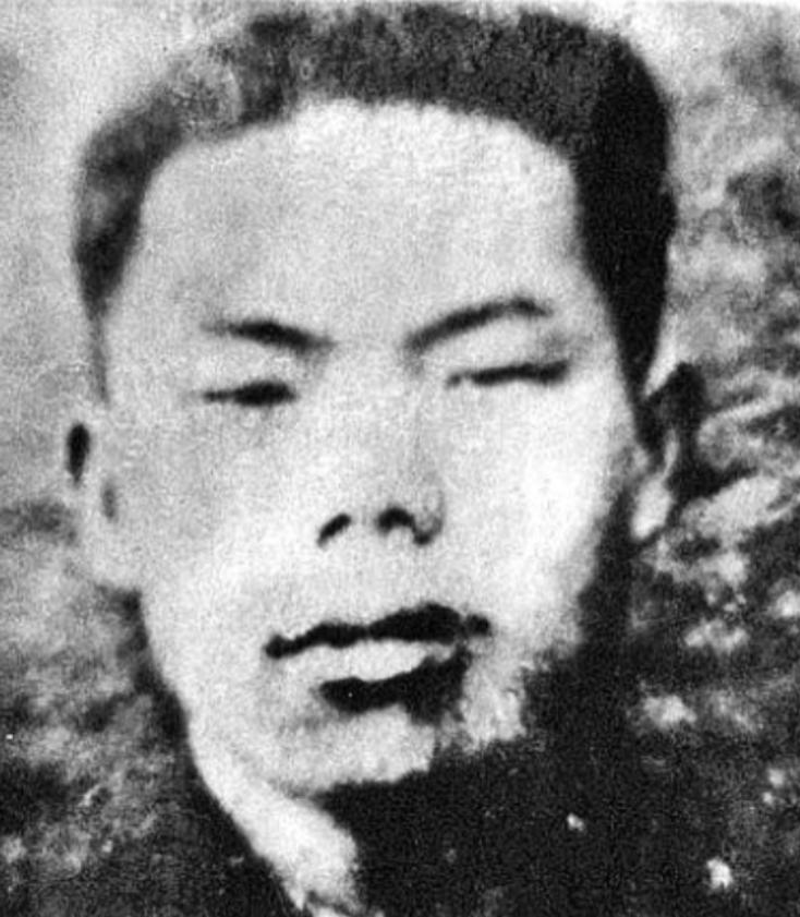 1952年6月的一个深夜，志愿军阵地上，一名战士睡不着出去溜达。黑暗里传来叮