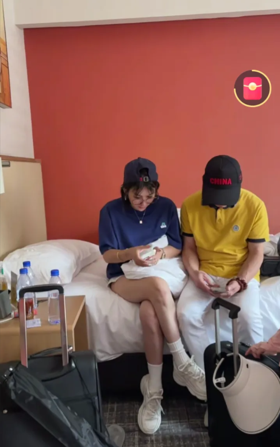 哈妈发文吐槽和二哈不在一个频道上面一家人准备回温州了，在评论区透露了二哈晩上