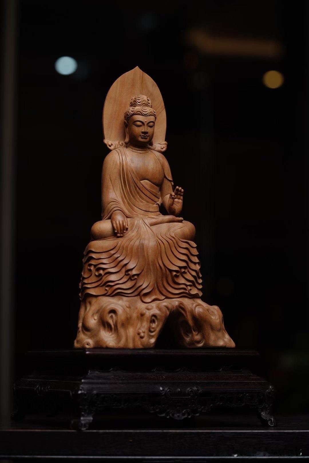 檀香入怀，古韵自生。老山檀香雕北齐款释迦牟尼佛，面相圆润，欣眉垂目，神态安详