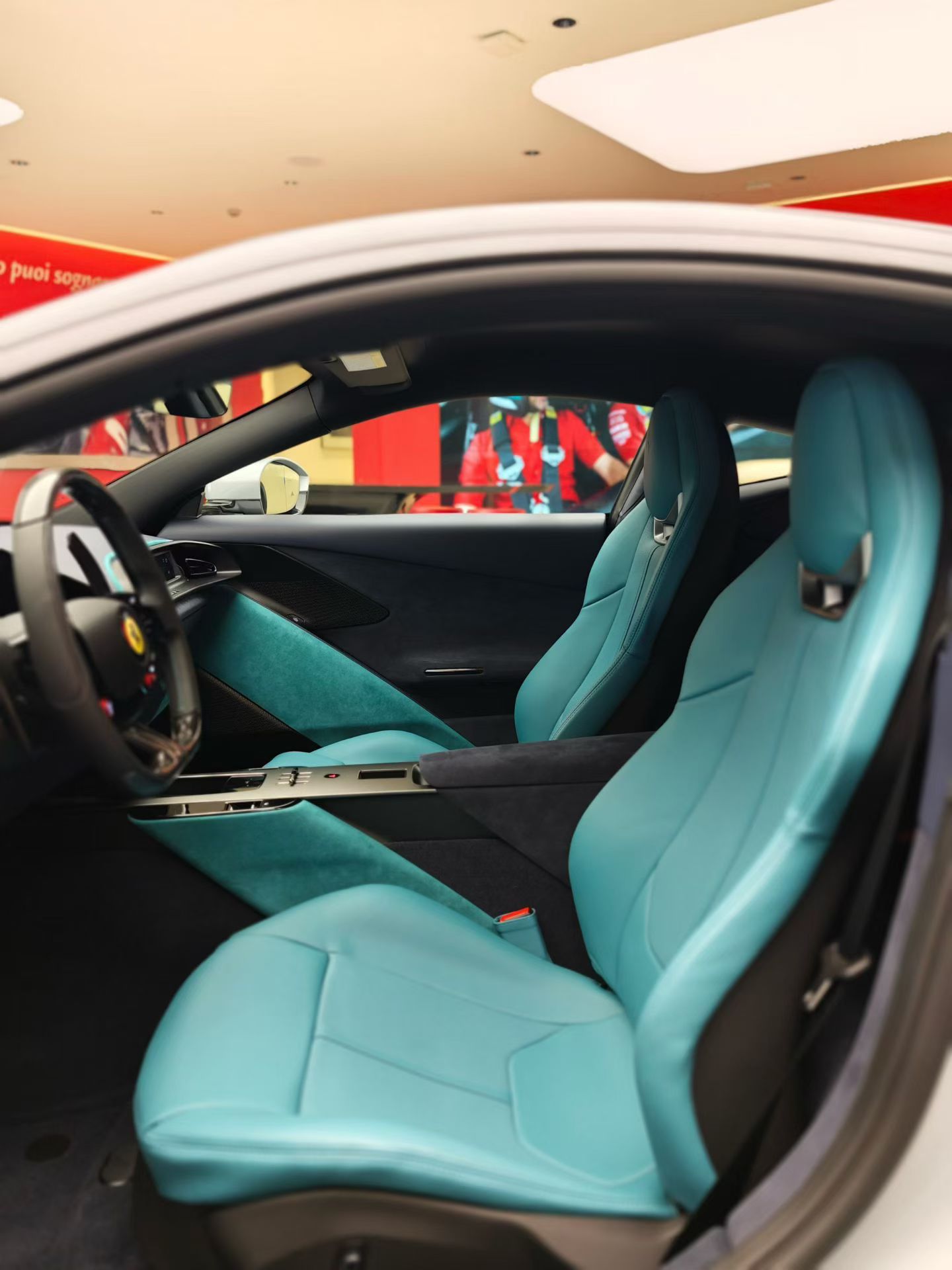 法拉利Amalfi！应该算是目前法拉利品牌里面最便宜的超跑了！但是性能真的无敌