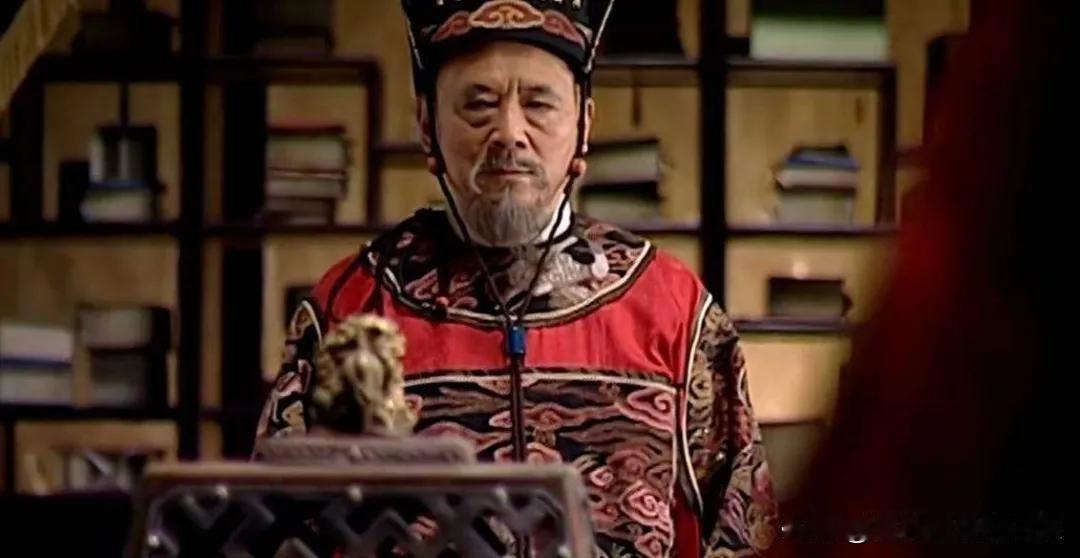 嘉靖喜欢炼丹，常年居住于西苑捣腾丹药，为了不耽误事儿，特许官员骑马来见其他人