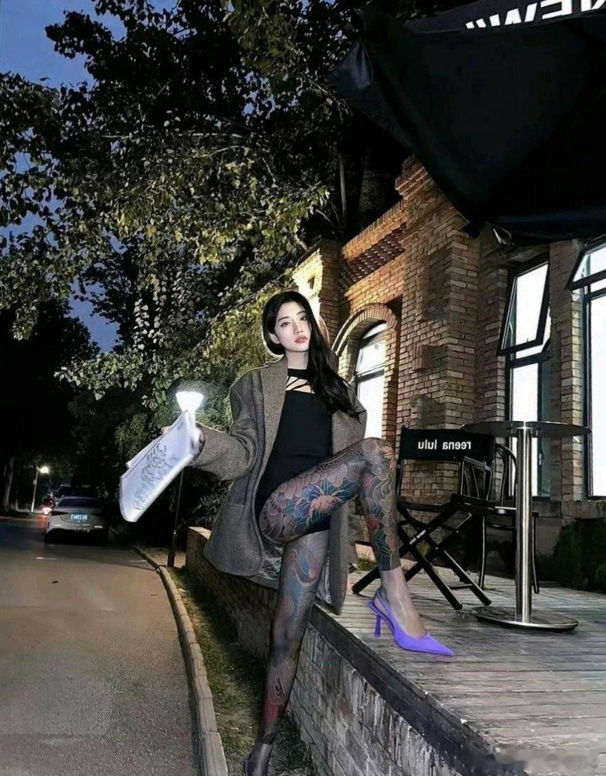 大街上看到一群满身纹身、杀马特造型的精神小妹。突然脑子里冒出一个问题！这些满身龙