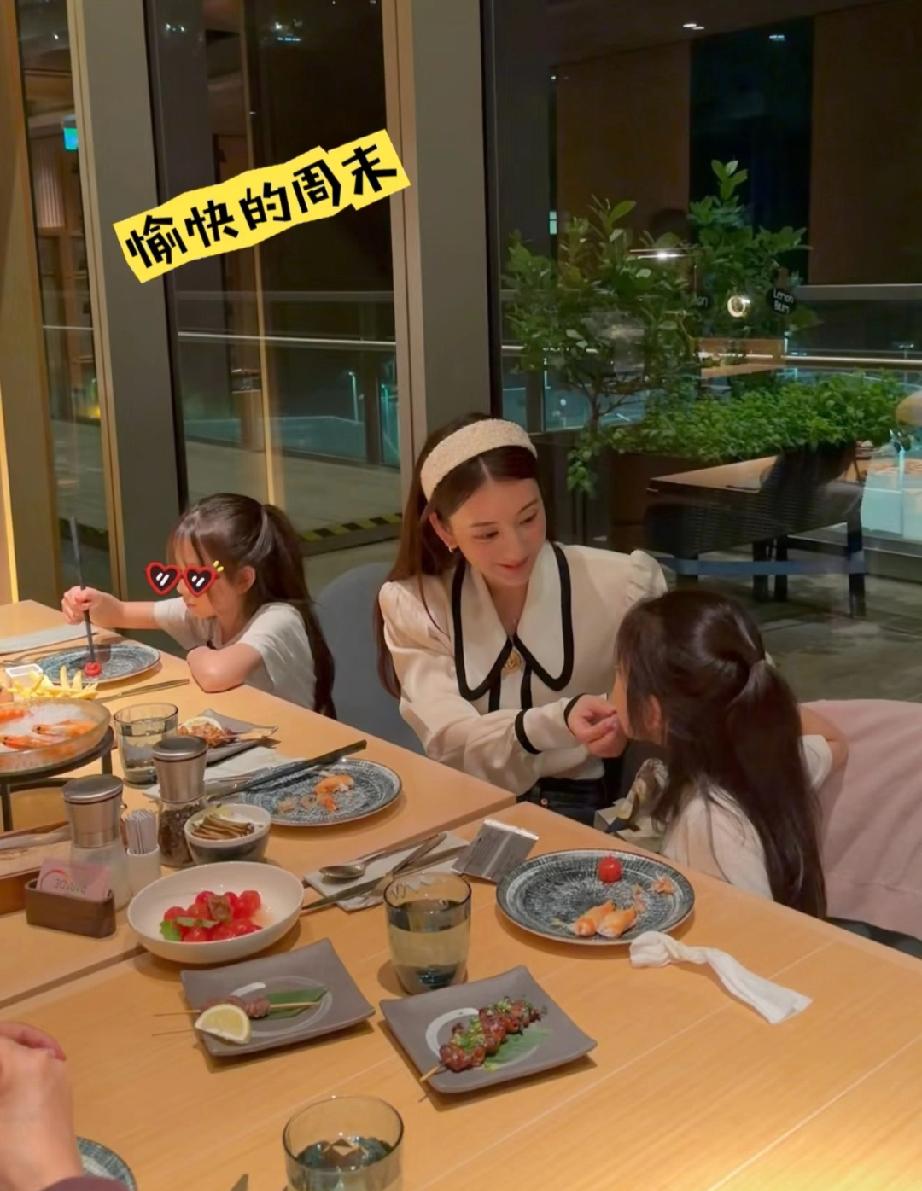 郭富城老婆方媛晒他们一家五口的生活，家有四个美女还真是让人羡慕。方媛现在生完