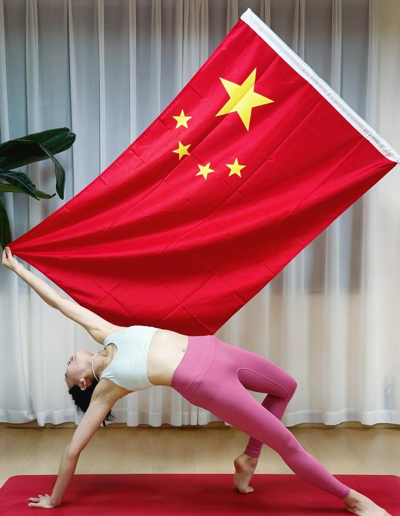 《以瑜伽之姿，抒家国之爱》以瑜伽的柔美姿态，敬祖国的壮丽山河。在每一次舒展与拉