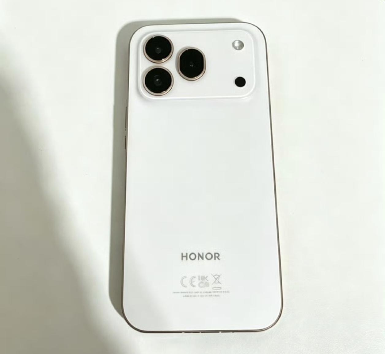 荣耀600Pro这外观确实有点果里果气，一眼看过去辨识度没那么强，但没必要纠结