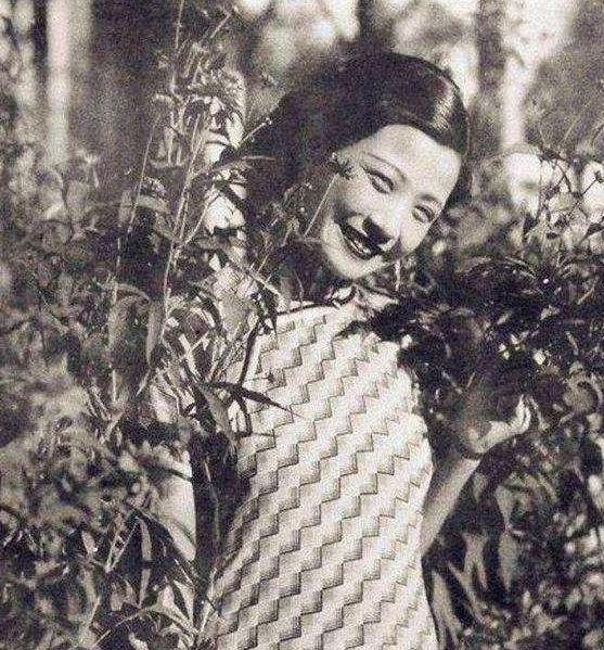 1935年3月8日晚，阮玲玉从片场回家，让母亲煮了一碗八宝粥，倒30片安眠药，