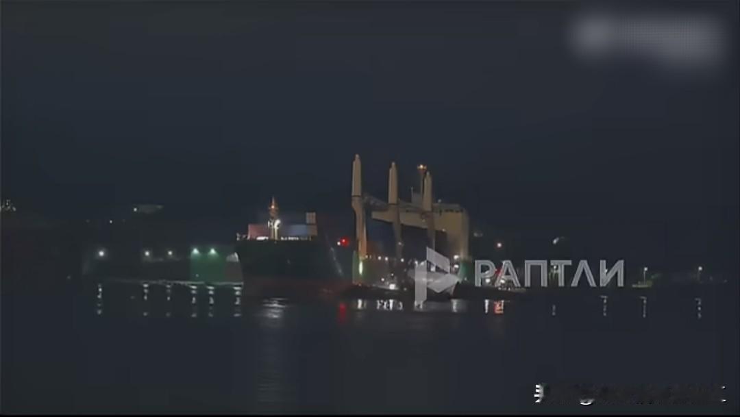 据俄罗斯媒体报道，第一艘来自中国的集装箱船停靠在摩尔曼斯克，通过北海航线抵达。