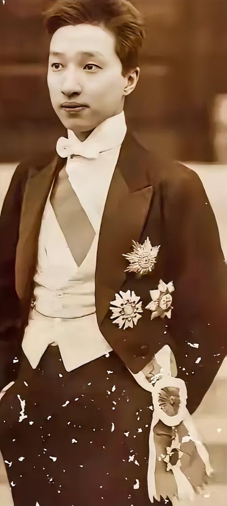 1916年，清末首富盛宣怀去世，他大约留给子孙100多亿元的财产，其中包括，13