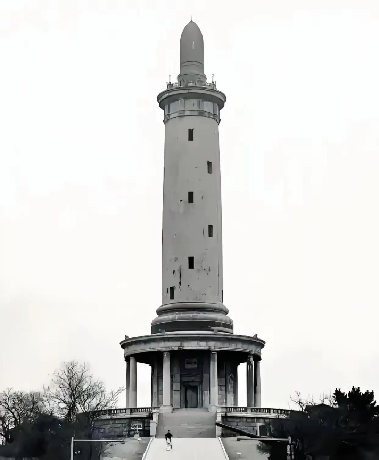 太蹊跷了！大连旅顺，一座老塔刚传出要拆，日本立马跳脚，开口就讨“废料”，结果地基