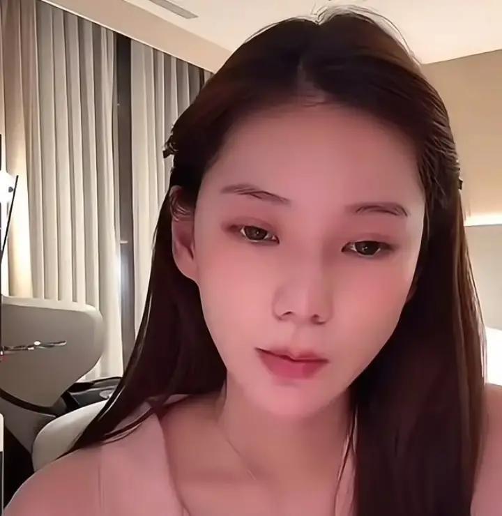 马筱梅昨晚在直播间突然哭了，说弹幕骂她儿子小汪宝丑，骂她拿孩子博流量。她当场下